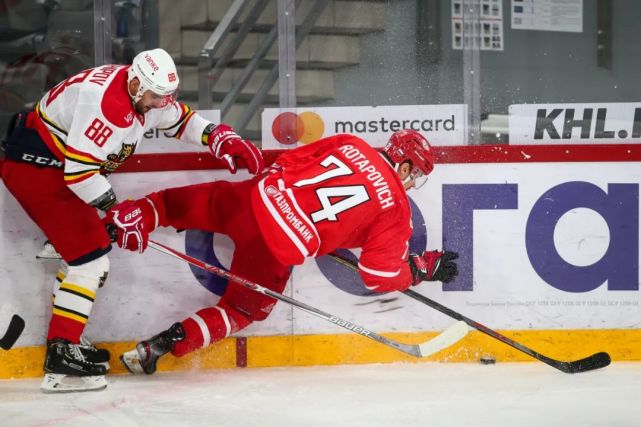 包含劲旅战斗在赛场，为荣誉拼尽全力的词条