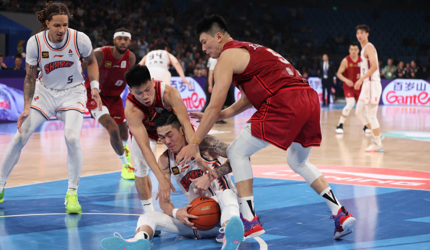 激烈篮球对决：强强碰撞场面火爆的简单介绍