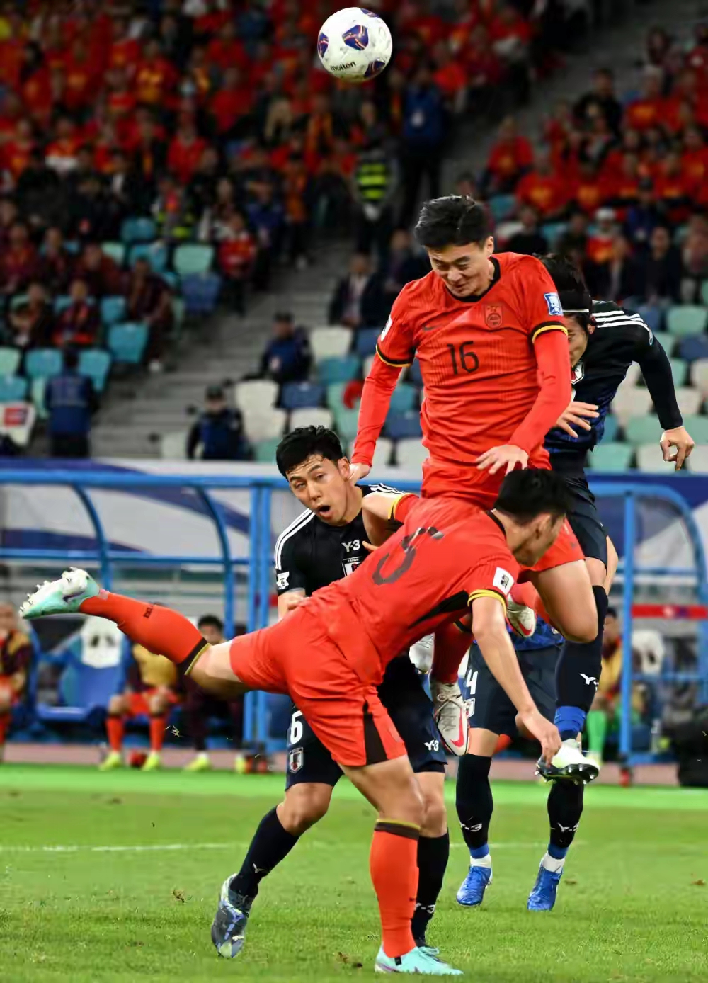 足球比赛实况报道:赛场瞬间令人热血沸腾的简单介绍 足球比赛实况报道:赛场瞬间令人热血沸腾的简单介绍