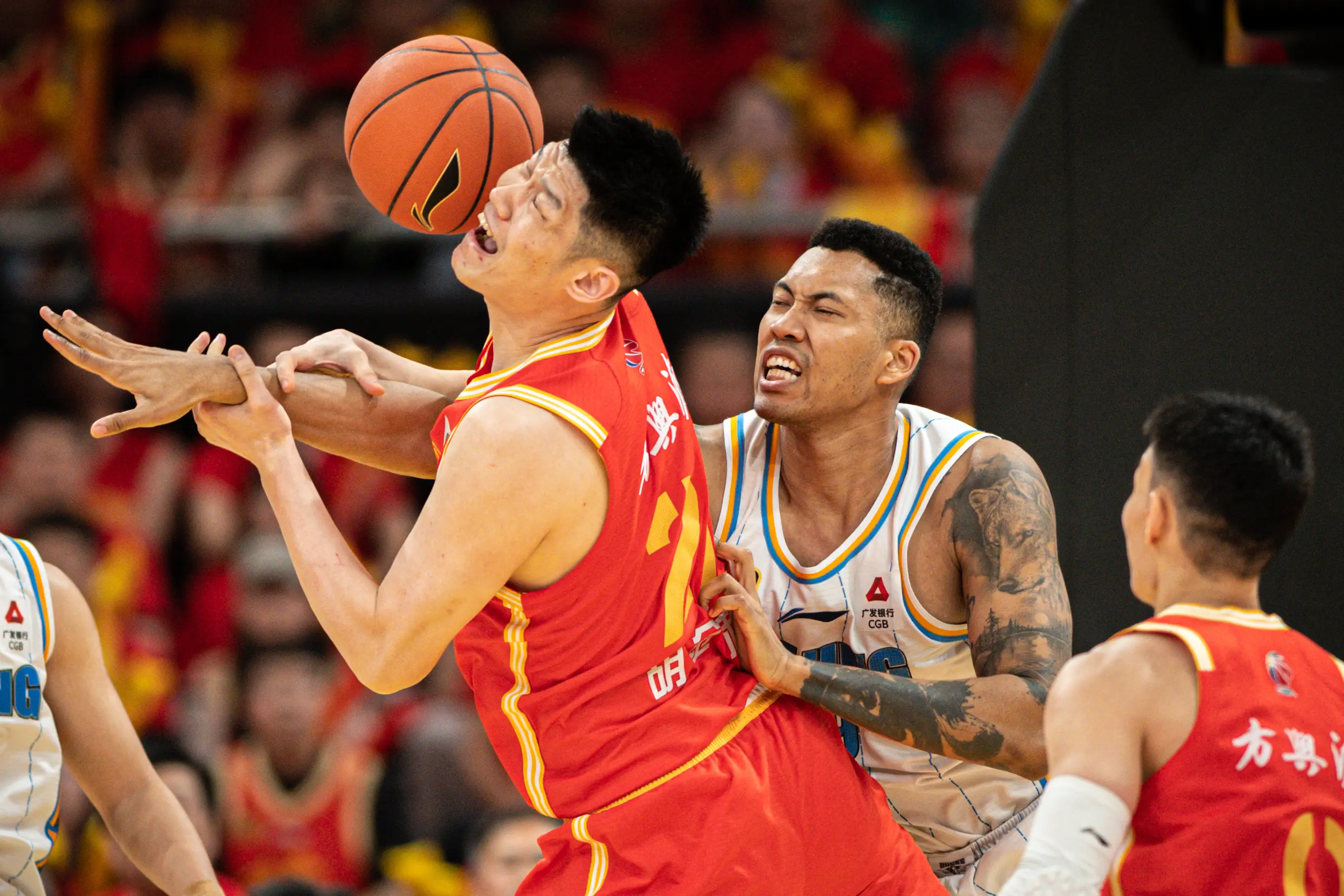 九游娱乐网页-季后赛席位激烈抢夺，各队保持紧追状态的简单介绍