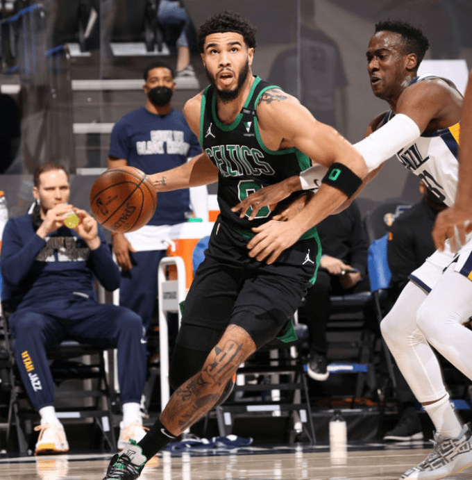 太阳鏖战猛龙,戈贝尔带队取胜 太阳鏖战猛龙,戈贝尔带队取胜