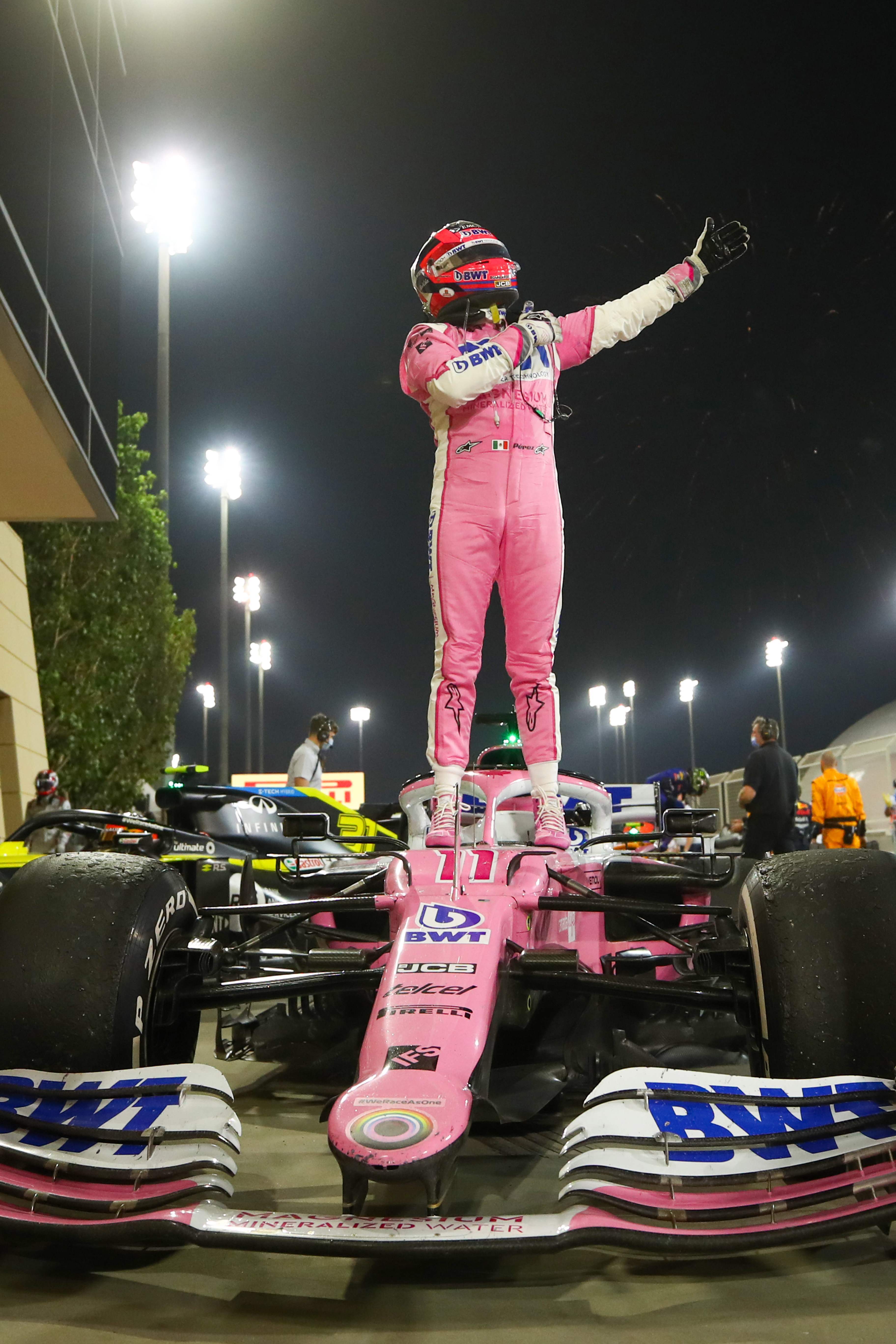 九游体育平台-包含梅赛德斯鏖战雷诺车队，佩雷兹点燃赛场的词条