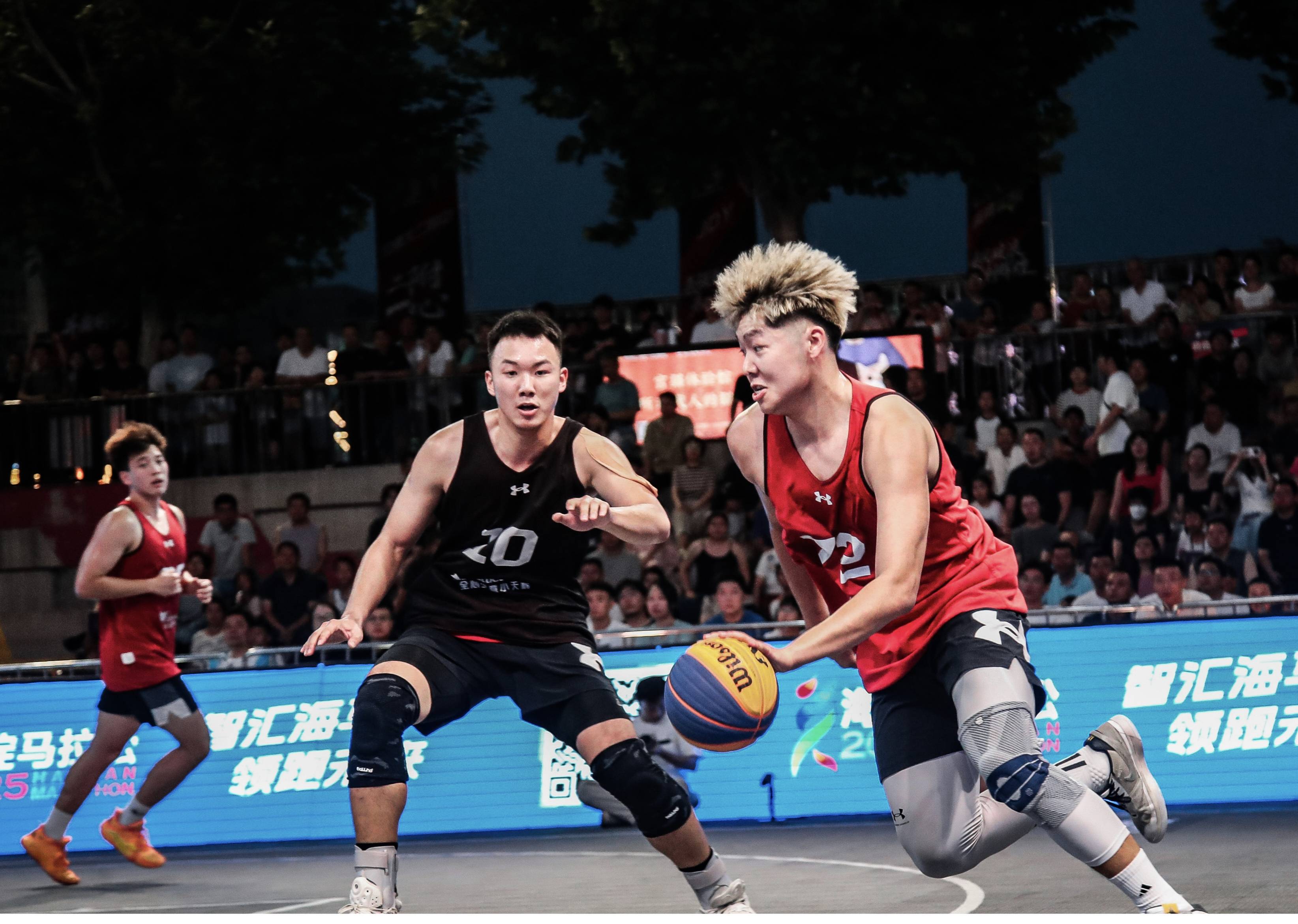 九游娱乐官方-职业篮球联赛赛场上火爆对抗，球员们拼搏的简单介绍