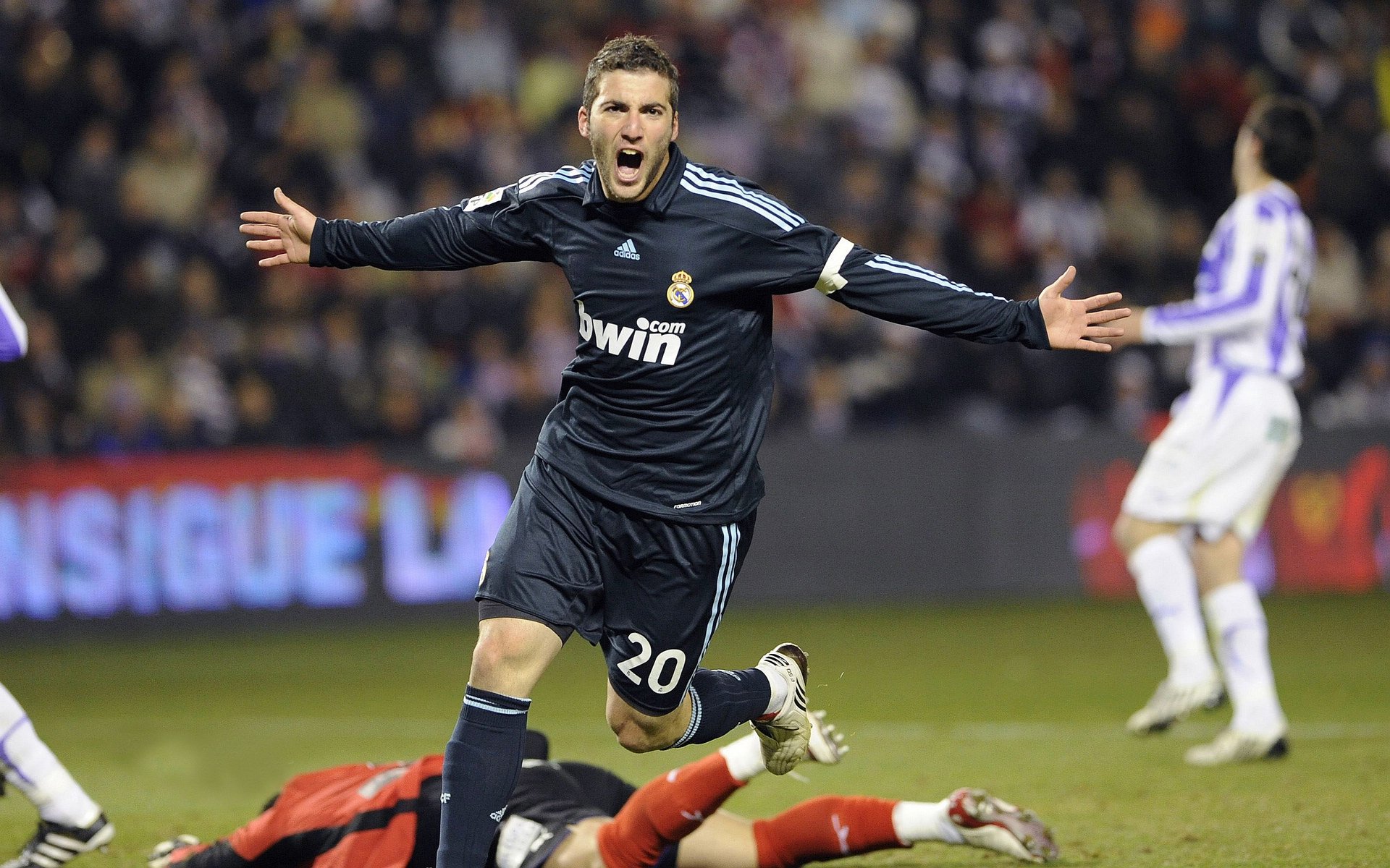 当沙漠封锁巴黎，哈里·凯恩在欧冠之夜书写个人史诗