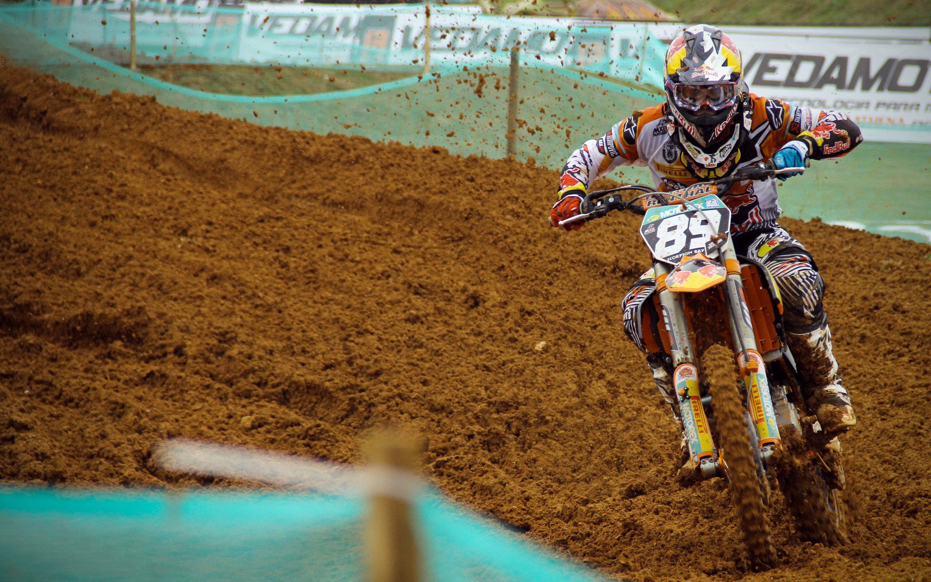 九游娱乐-赛道与绿茵场的双重奏，F1街道赛焦点战与曼联南非大捷的启示